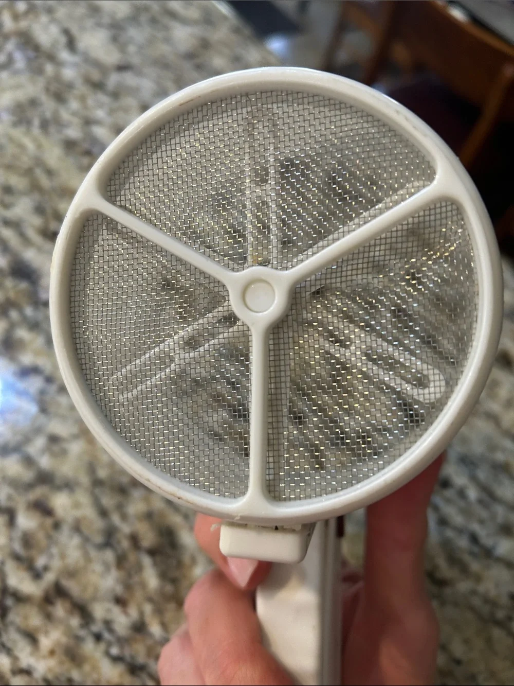 hand-squeeze flour sifter. It is used in baking to mix ingredients